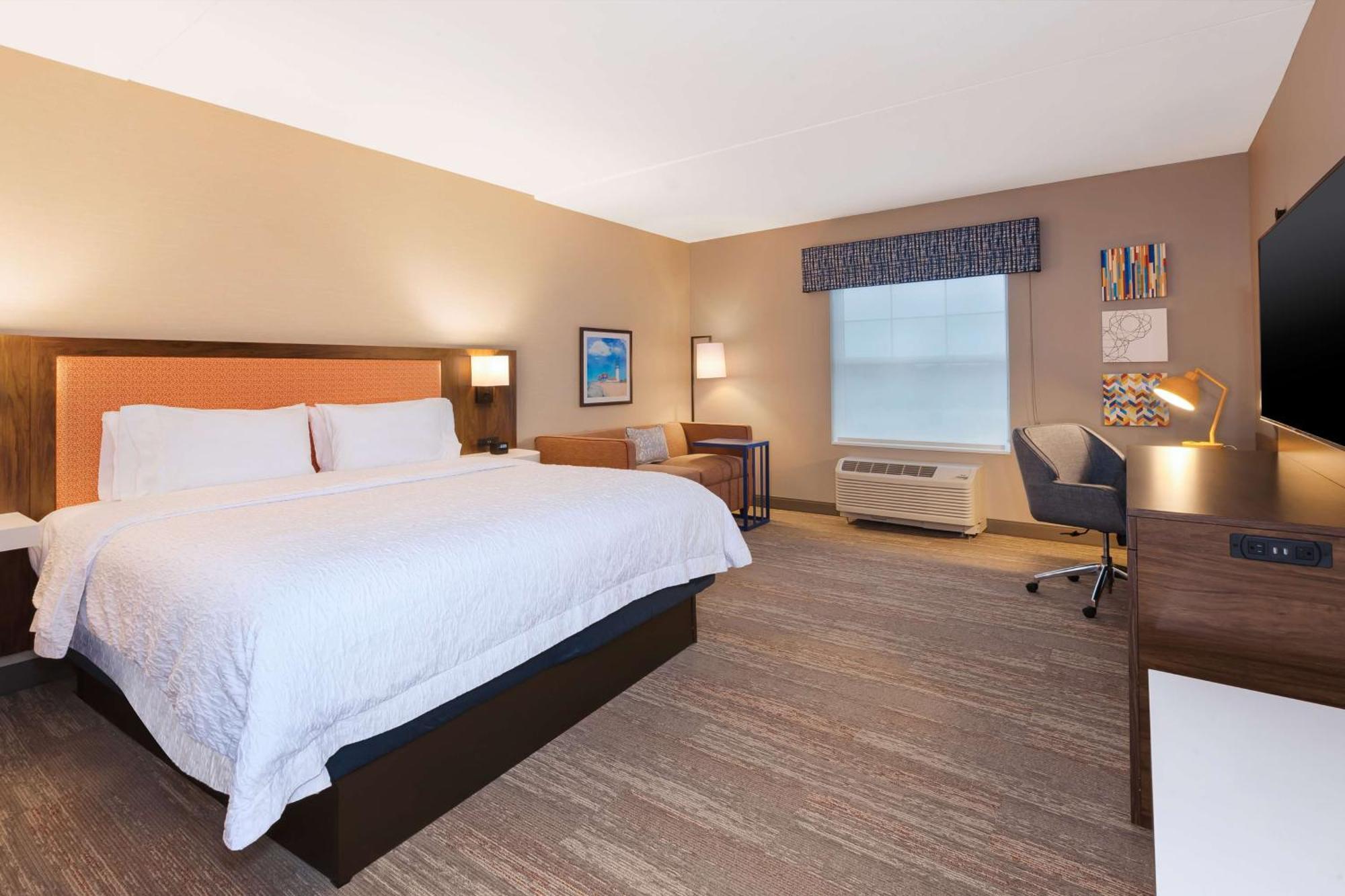 Hampton Cape Cod Canal Hotel 3*